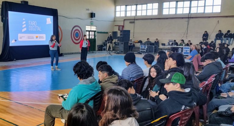 Lee más sobre el artículo Ciudadanía Digital: Cientos de estudiantes participaron de un nuevo encuentro de formación organizado por el Gobierno de la Provincia