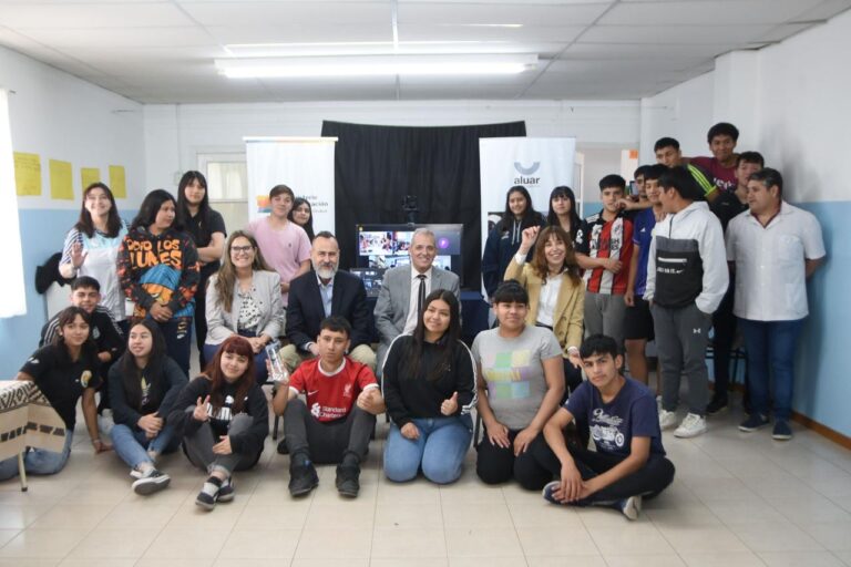 Provisto por el Gobierno del Chubut, alumnos de Los Altares estrenaron equipamiento de conectividad