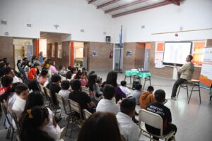 Lee más sobre el artículo Ciberseguridad en las aulas: el Ministerio de Educación llevó adelante una jornada preventiva en la Escuela N.º 50 de Trelew