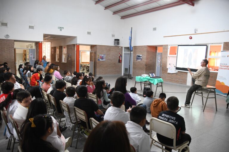 Lee más sobre el artículo Ciberseguridad en las aulas: el Ministerio de Educación llevó adelante una jornada preventiva en la Escuela N.º 50 de Trelew