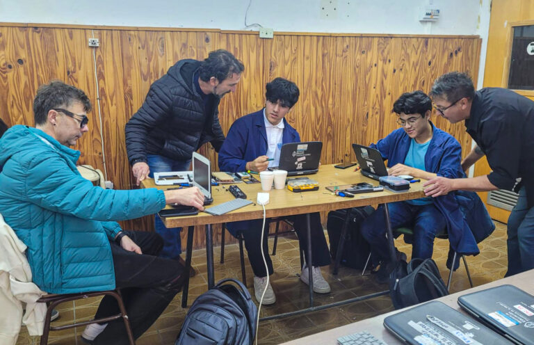 Lee más sobre el artículo Estudiantes de Secundaria ponen a punto netbooks de escuelas primarias de Comodoro Rivadavia gracias a sus prácticas profesionalizantes