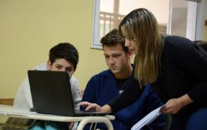Lee más sobre el artículo Chubut impulsa la innovación pedagógica junto a Enseñá x Argentina con el programa “Reimaginar el aula”