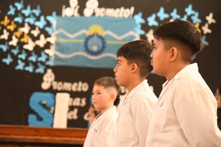 Promesa de lealtad a la Bandera del Chubut en la Escuela N° 123 de Trelew