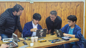 Lee más sobre el artículo Estudiantes de secundaria ponen a punto netbooks de escuelas primarias de Comodoro Rivadavia gracias a sus prácticas profesionalizantes