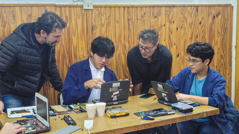 Lee más sobre el artículo Estudiantes de secundaria ponen a punto netbooks de escuelas primarias de Comodoro Rivadavia gracias a sus prácticas profesionalizantes