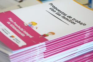 Lee más sobre el artículo El Ministerio de Educación de Chubut y la Fundación Pérez Companc impulsan talleres de alfabetización con las familias