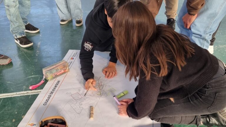Lee más sobre el artículo Estudiantes de Chubut construyen sus propios mapas en talleres de cartografía participativa