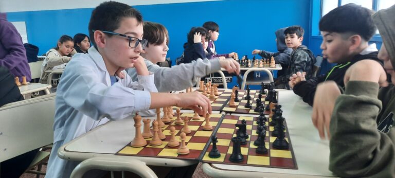 Lee más sobre el artículo Más de 700 estudiantes participaron de la primera etapa del programa provincial “Ajedrez en el Aula”
