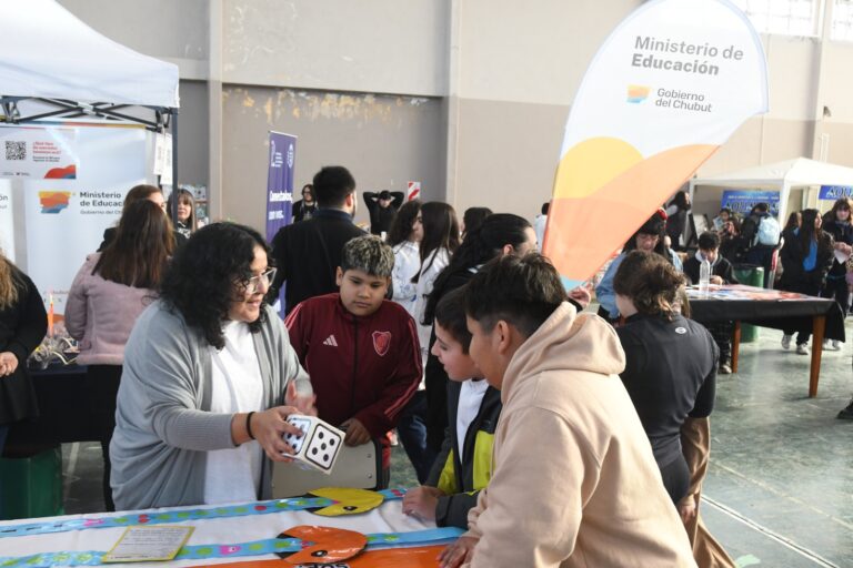 Lee más sobre el artículo El Ministerio de Educación participó de la 3° Feria del Libro en Rawson