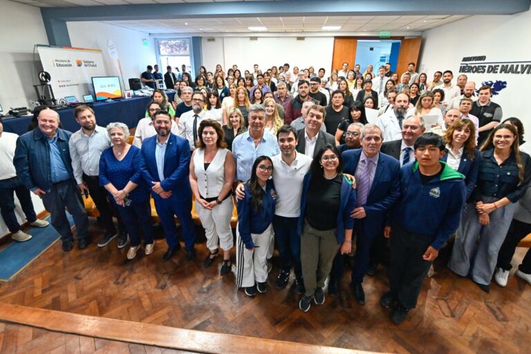 Torres encabezó entrega de equipamiento tecnológico a 14 instituciones educativas de la provincia