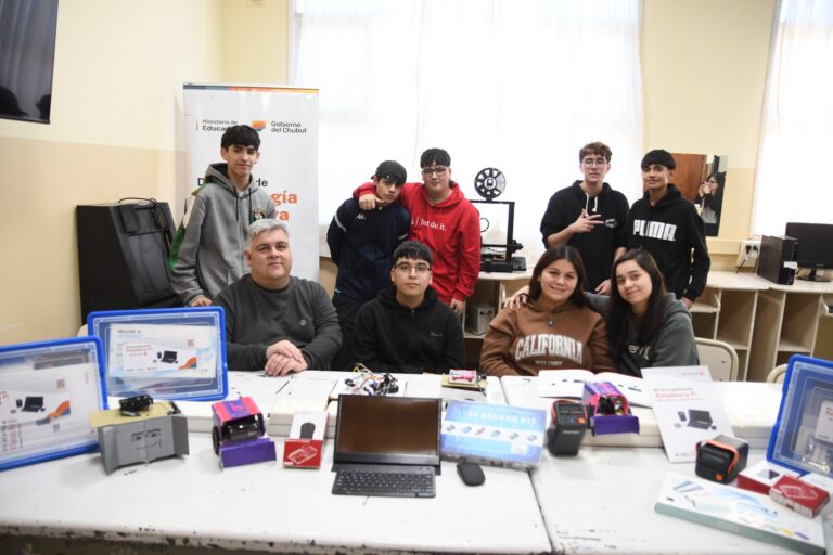 El Ministerio de Educación entregó equipamiento de robótica a la Escuela N° 776 de Playa Unión