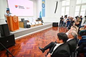 Lee más sobre el artículo Torres presentó la incorporación de 120 antenas satelitales para seguir fortaleciendo la conectividad educativa en el interior provincial