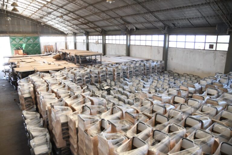 Lee más sobre el artículo Torres confirmó inversión de más de 700 millones de pesos para renovar mobiliario de las escuelas de Chubut