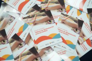 Lee más sobre el artículo Con la Guía de contenidos “Talleres de Alfabetización para las familias”, Educación fortalece el vínculo con los hogares
