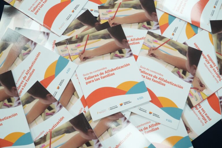Con la Guía de contenidos “Talleres de Alfabetización para las familias”, Educación fortalece el vínculo con los hogares