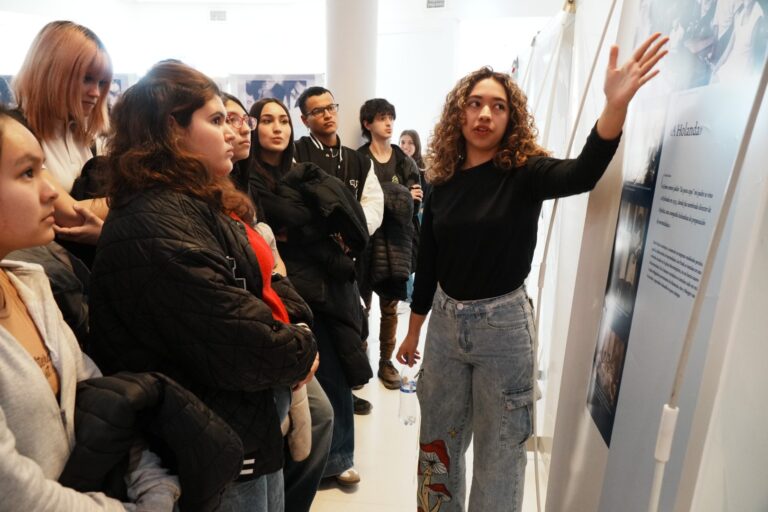 La muestra itinerante del Centro Ana Frank llegó a Rawson y destacó el compromiso de jóvenes chubutenses