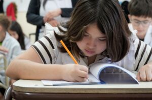Lee más sobre el artículo Educación invita a participar de la presentación del concurso de escritura “Alumnitos: Argentina, te escuchamos”