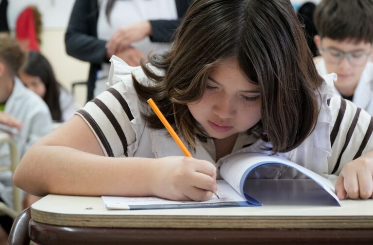 Lee más sobre el artículo Educación invita a participar de la presentación del concurso de escritura “Alumnitos: Argentina, te escuchamos”