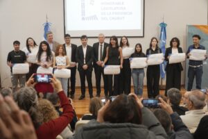 Lee más sobre el artículo Torres entregó becas a estudiantes destacados: “Es un orgullo acompañar a quienes van a forjar el futuro de Chubut”