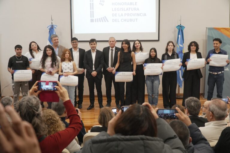 Torres entregó becas a estudiantes destacados: “Es un orgullo acompañar a quienes van a forjar el futuro de Chubut”